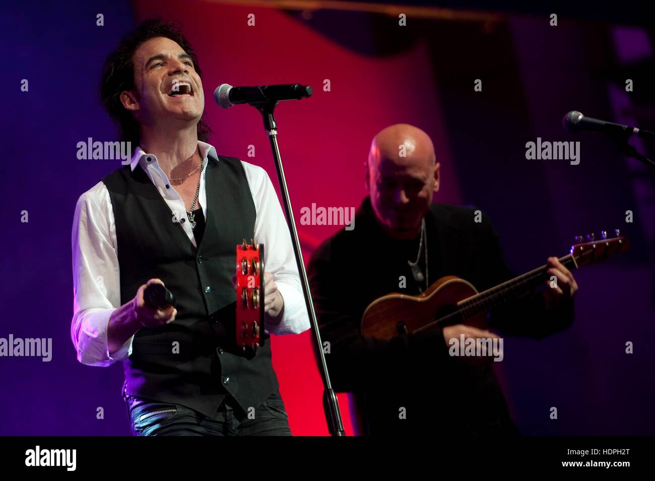 Rock band di musicisti del treno Patrick Monahan (sinistra) e Jimmy Stafford eseguire presso lo Stand Up per gli eroi cena presso il Ronald Reagan Building Giugno 16, 2011 a Washington, DC. Foto Stock