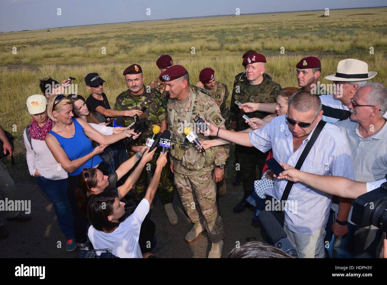 Stati Uniti XVIII Airborne Corps Commander Stephen Townsend parla con il rumeno premere a seguito di una operazione di risposta rapida operazione airborne esercitare all'Smardan Area Formazione Agosto 26, 2015 in Smardan, Romania. Foto Stock
