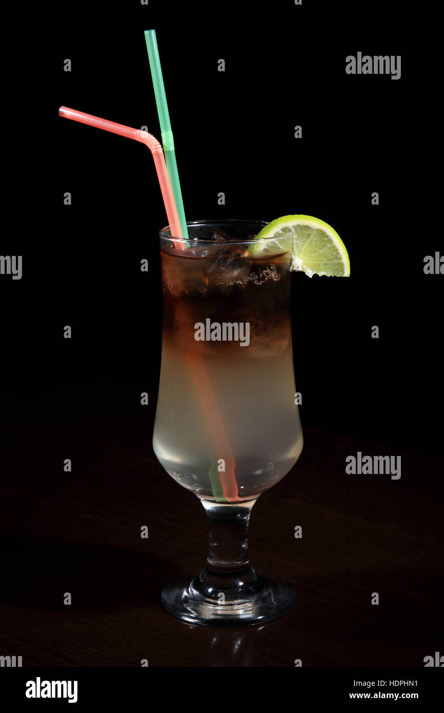 Bicchiere di long island cocktail sul bar Foto Stock