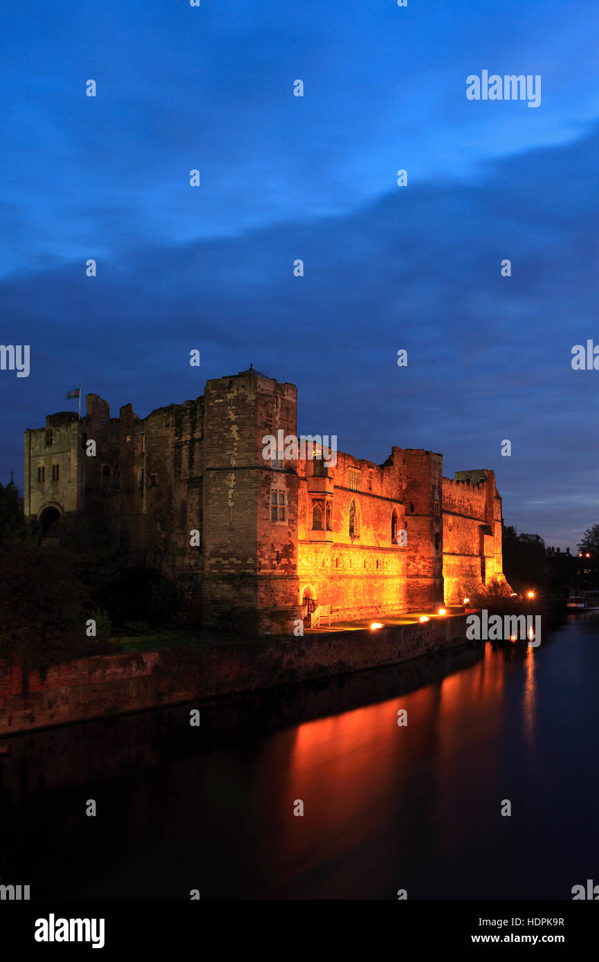 Vista del tramonto sulle rovine del castello di Newark, Newark on Trent, Nottinghamshire, Inghilterra, Regno Unito Foto Stock