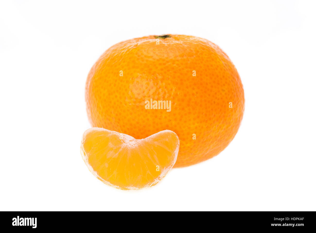 Tangerine - studio shot con una profondità di campo ridotta e uno sfondo bianco. Foto Stock