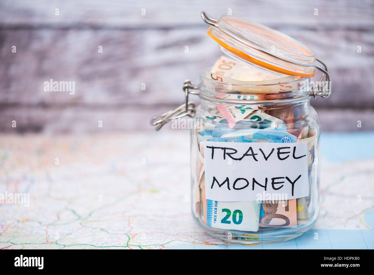 Viaggi risparmio di denaro in un vasetto di vetro - profondità di campo Foto Stock