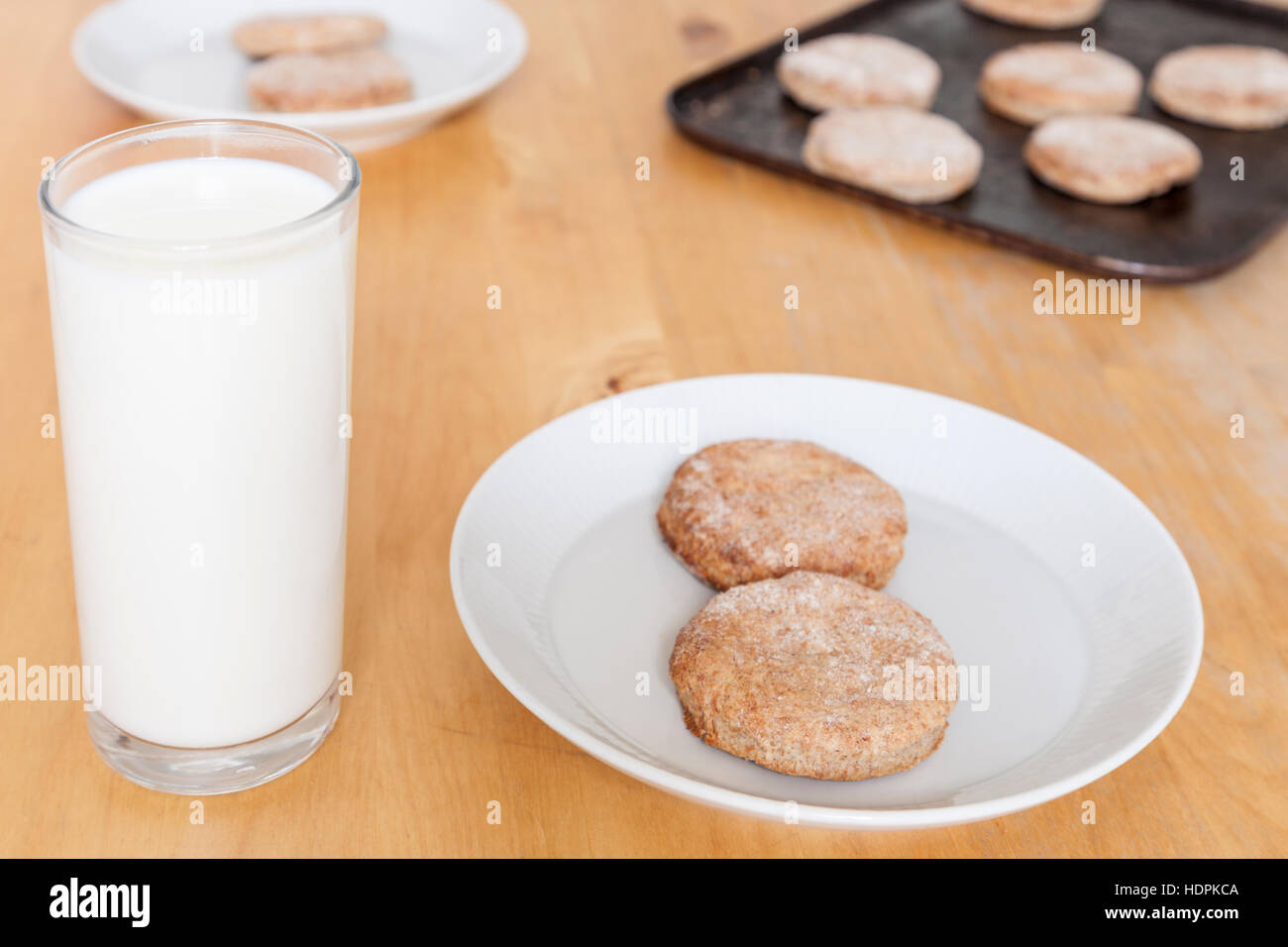I biscotti fatti in casa e un bicchiere di latte. Spuntini fatti in casa. Foto Stock