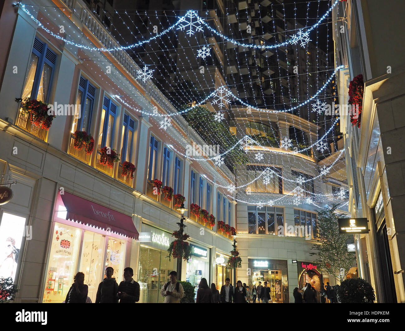 Vista guardando le luci e decorazioni natalizie in Lee Tung Avenue a Wan Chai Hong Kong Foto Stock