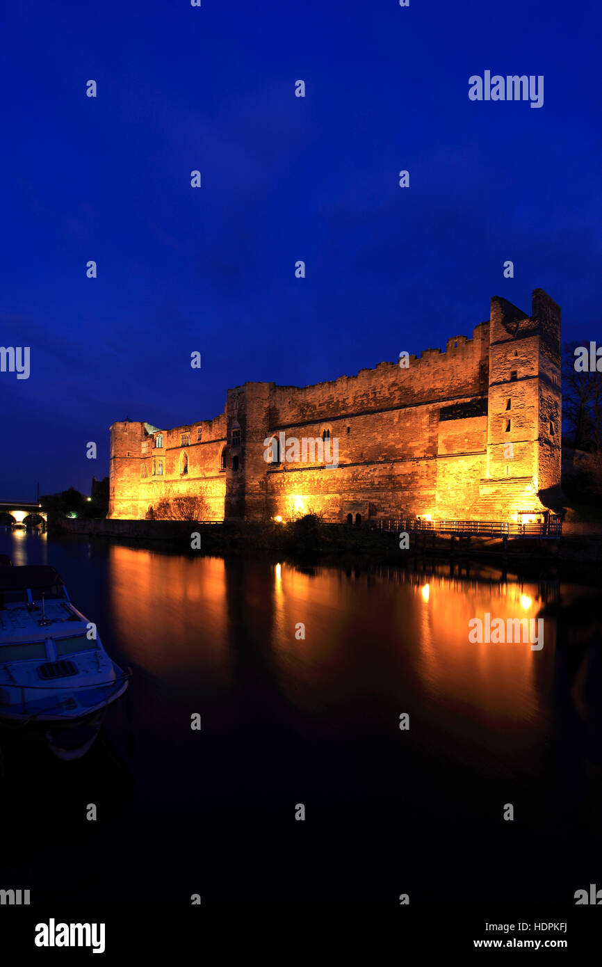 Vista del tramonto sulle rovine del castello di Newark, Newark on Trent, Nottinghamshire, Inghilterra, Regno Unito Foto Stock