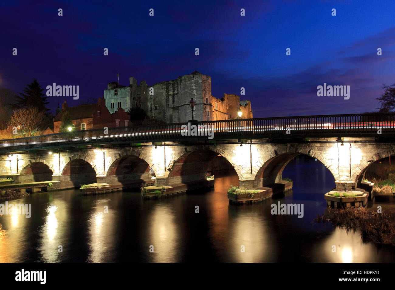 Vista del tramonto sulle rovine del castello di Newark, Newark on Trent, Nottinghamshire, Inghilterra, Regno Unito Foto Stock