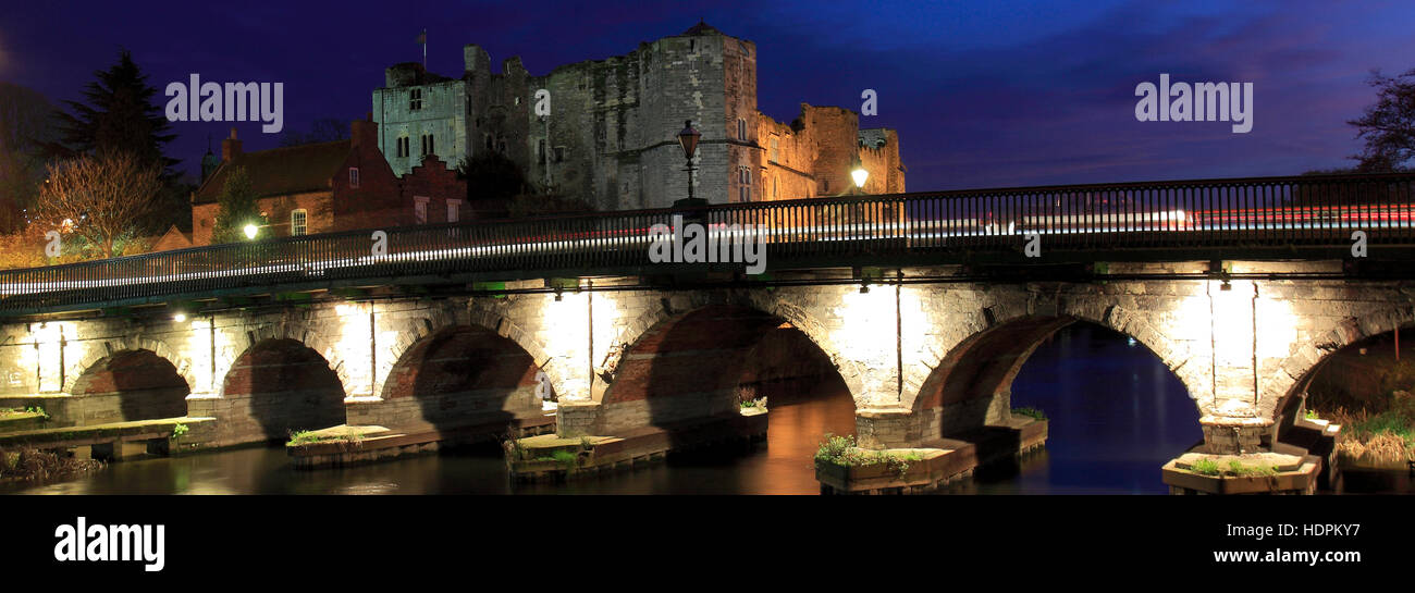 Vista del tramonto sulle rovine del castello di Newark, Newark on Trent, Nottinghamshire, Inghilterra, Regno Unito Foto Stock