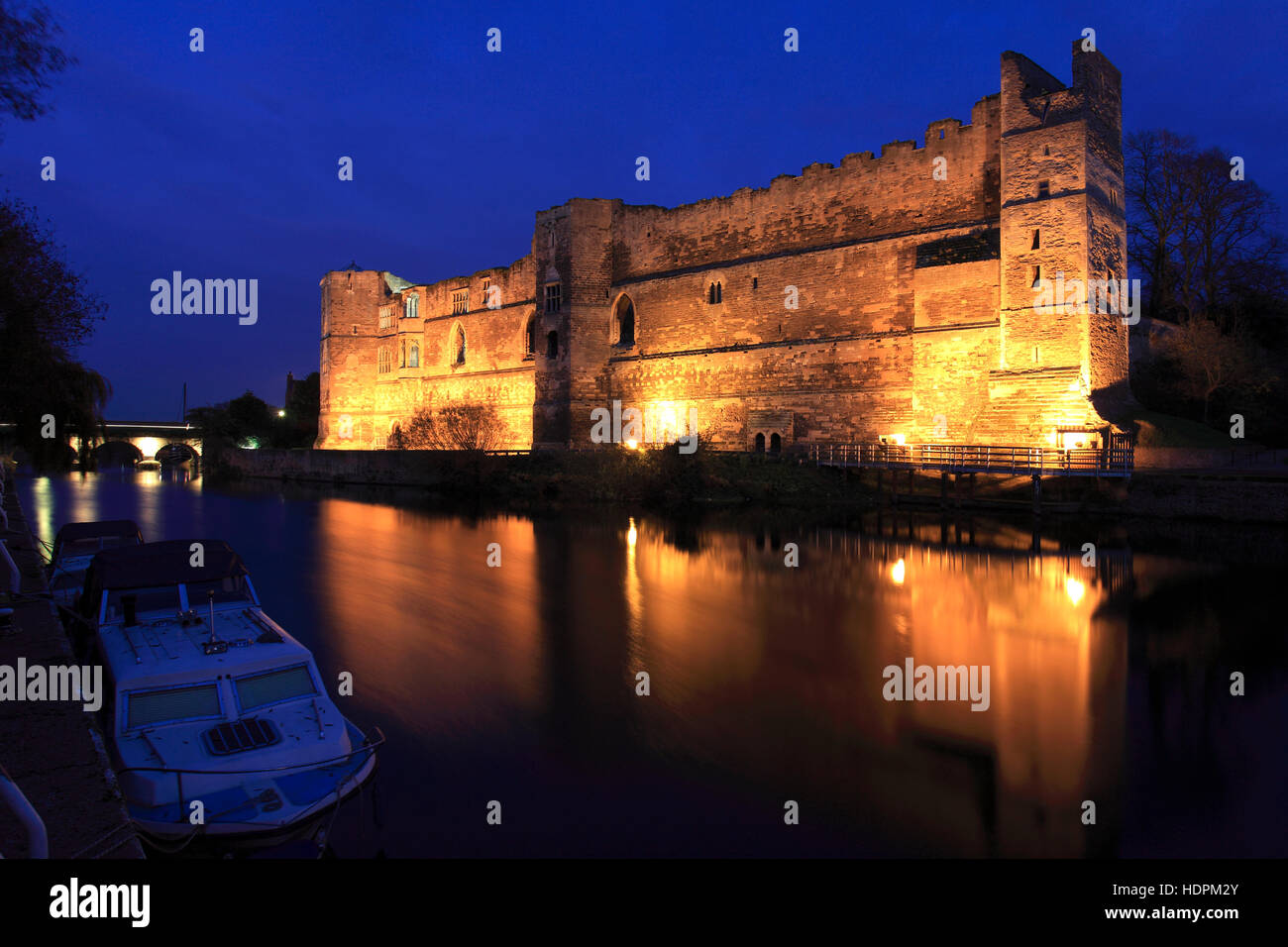Vista del tramonto sulle rovine del castello di Newark, Newark on Trent, Nottinghamshire, Inghilterra, Regno Unito Foto Stock
