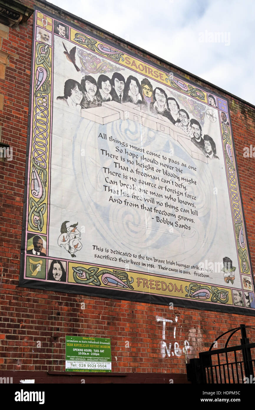 Belfast cade Rd il repubblicano murale per Bobby Sands MP poesia. Dieci Brave 1981 scioperanti della fame. Libertà Foto Stock