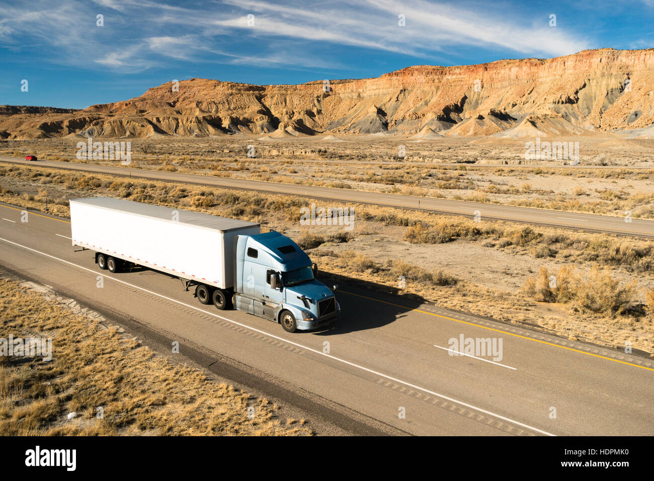 Sulla strada per lunga percorrenza 18 Wheeler Big Rig carrello Foto Stock