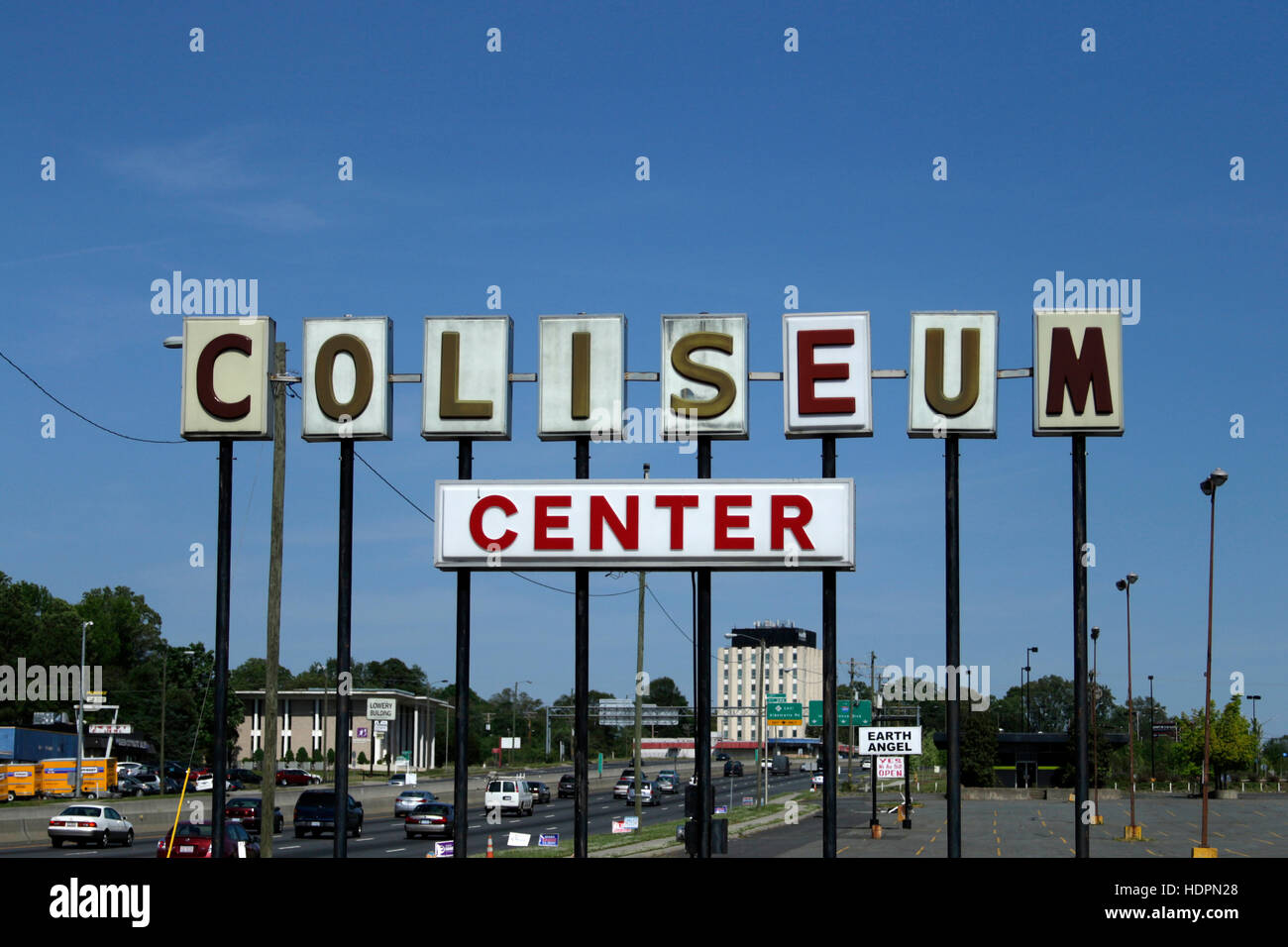 Colosseo centro Shopping segno sull indipendenza Blvd in Charlotte NC Foto Stock