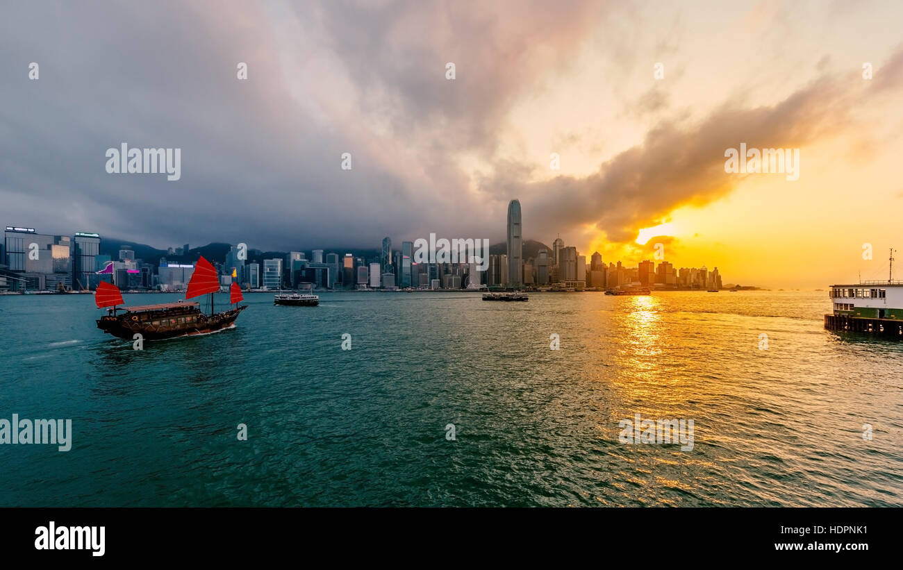 Victoria Harbour di Hong Kong al tramonto - HDR Foto Stock