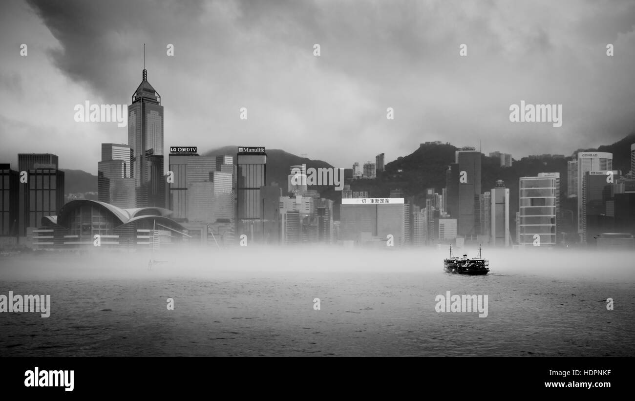 Misty porto - Porto Victoria di Hong Kong Foto Stock
