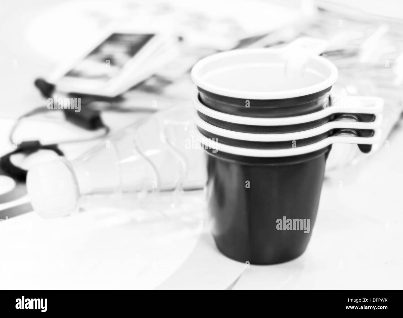 Svuotare i bicchieri di plastica e una bottiglia di acqua in bianco e nero Foto Stock