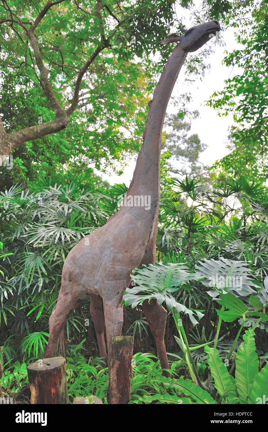 Giraffa in legno Arte in foresta Foto Stock