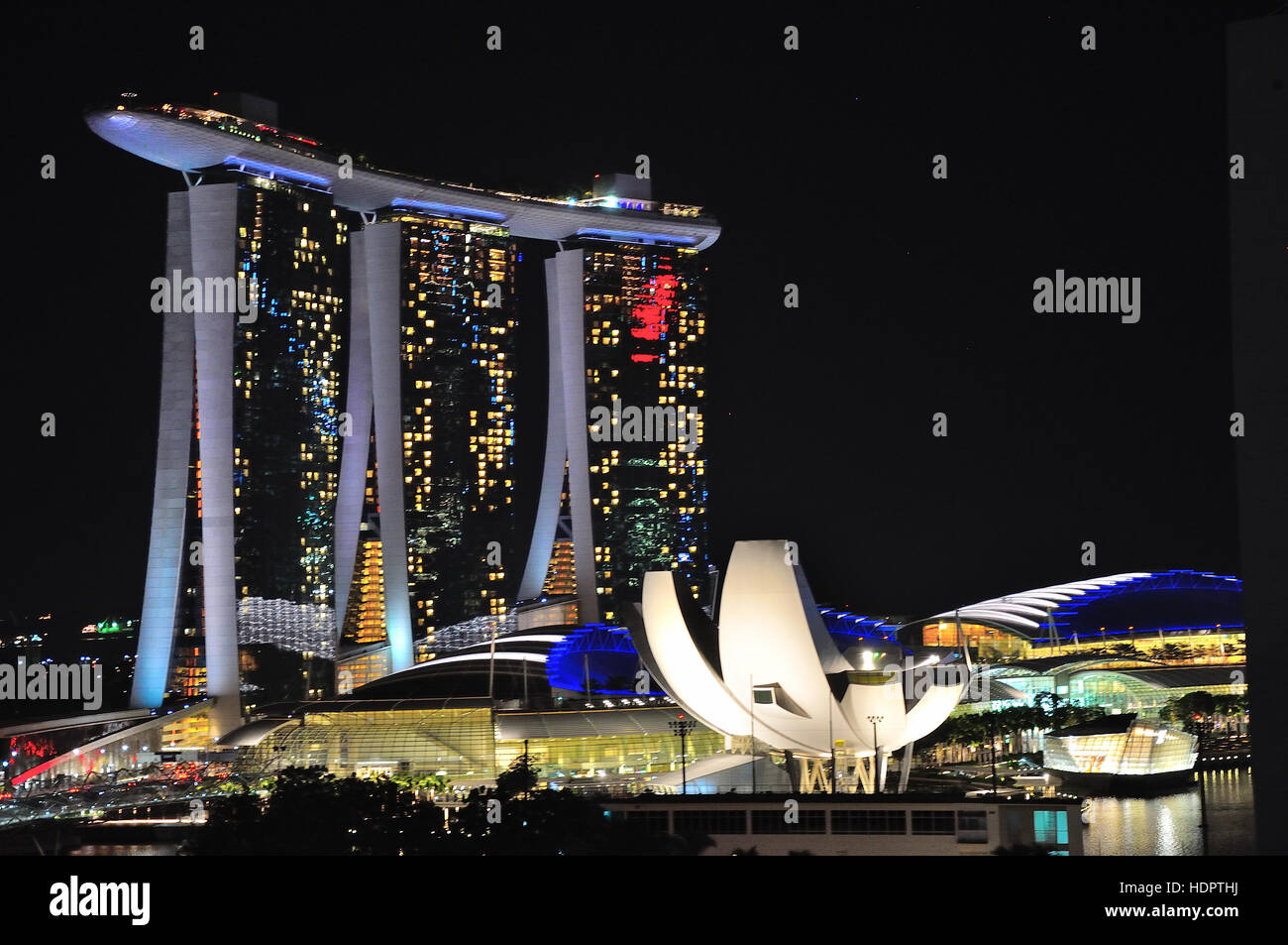 Marina Bay sands hotel di notte e fiore di loto Artscience museum Foto Stock