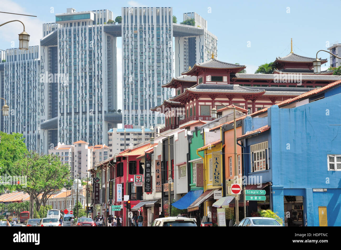 Cina townSingapore con un moderno grattacielo in background. il vecchio incontra il nuovo Foto Stock