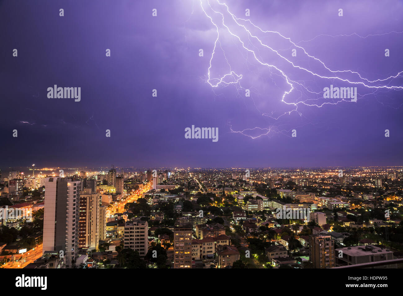 La fotografia notturna di Maputo città durante una tempesta, Mozambico Foto Stock
