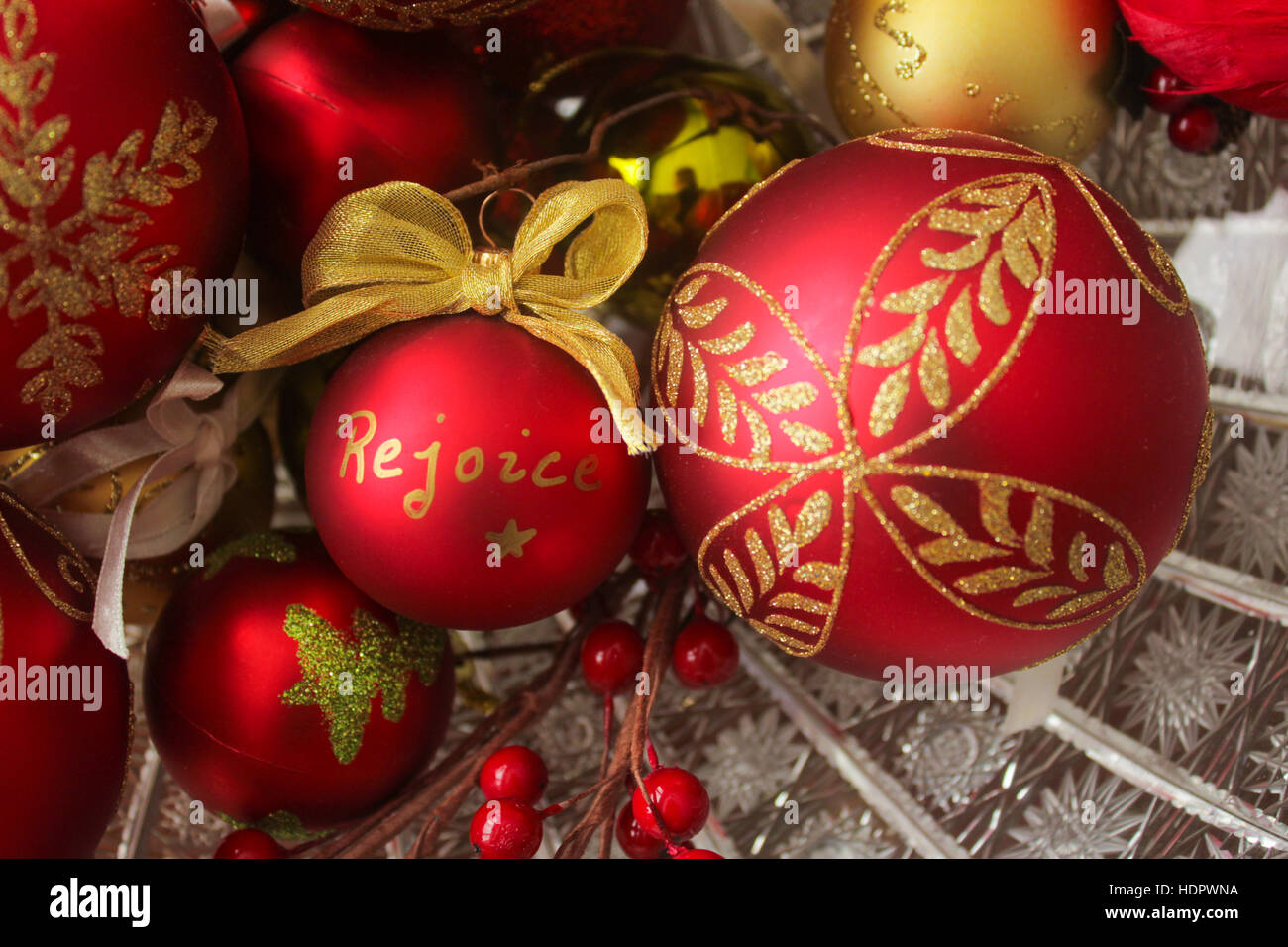 Decorativo palle di Natale in una ciotola di cristallo, focalizzato sull'postitioned-sinistra parola 'rejoice.". Foto Stock