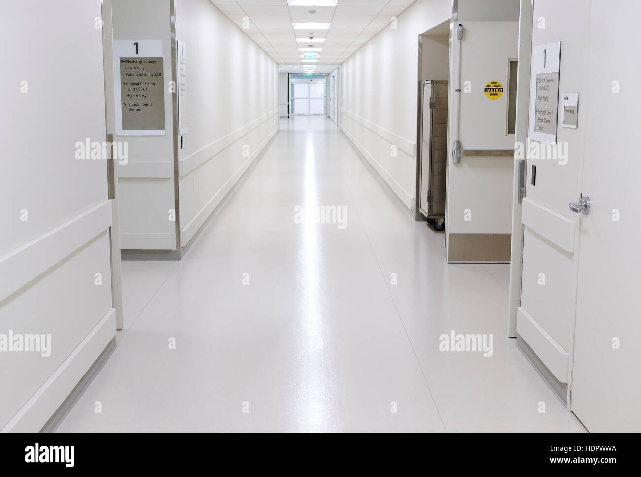 Vuoto ospedale lungo corridoio Foto Stock