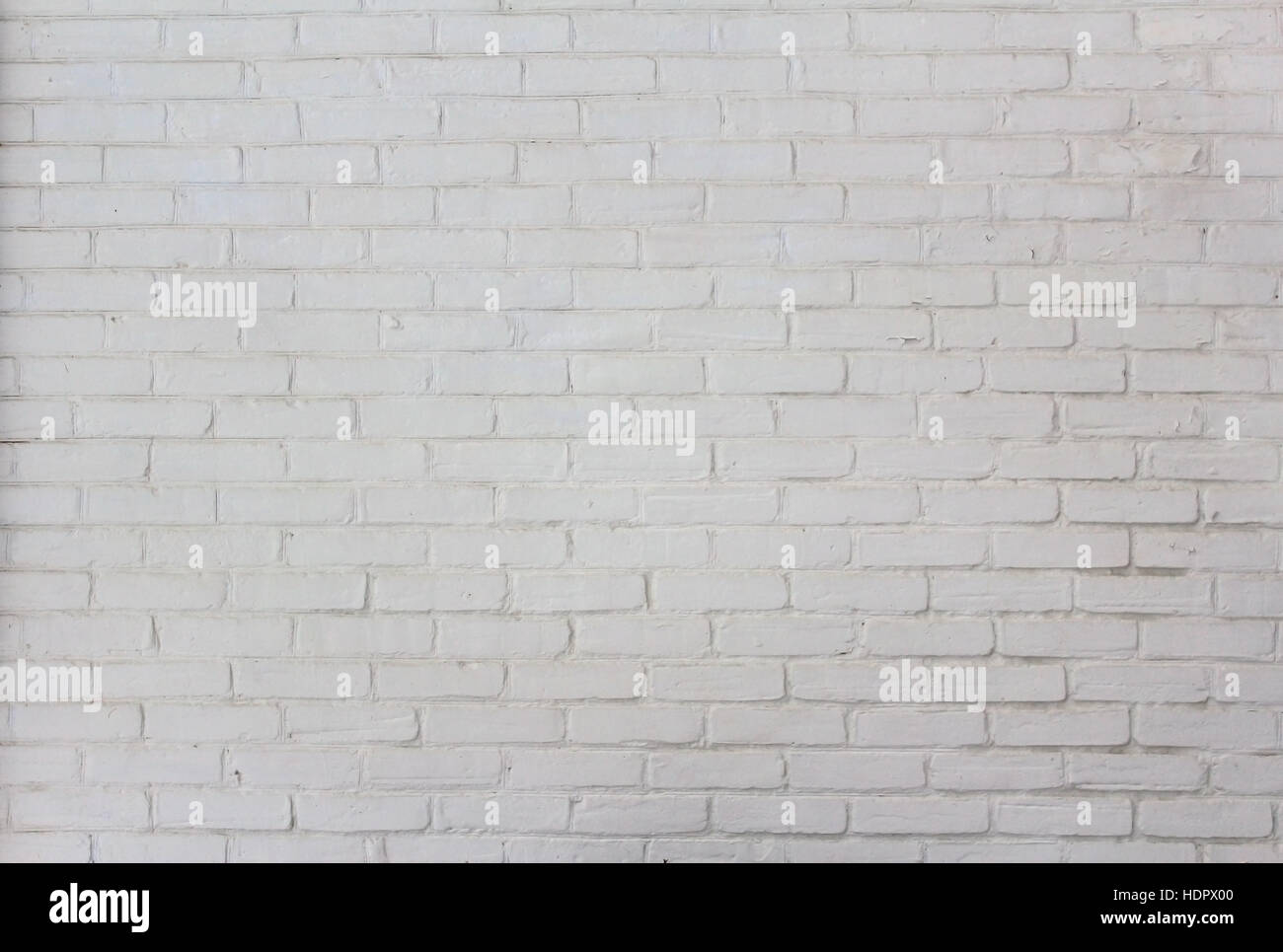 Dipinto di bianco di un muro di mattoni su una casa storica. Foto Stock