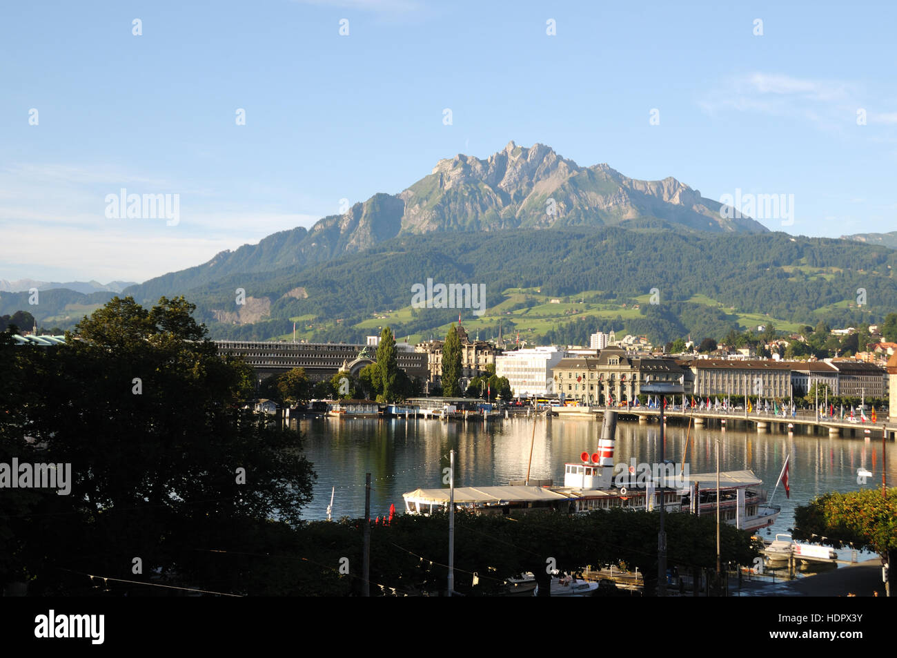 Il Monte Pilatus svettante su Lucerna, Svizzera su un bel giorno d'estate. Foto Stock