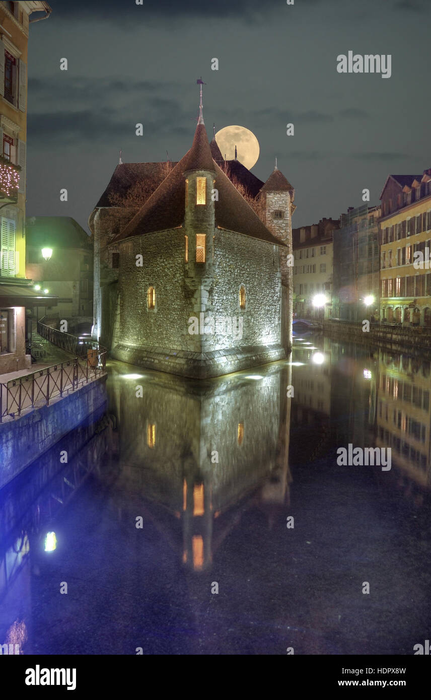 Vista notte di luna e antica prigione di Annecy, Francia Foto Stock