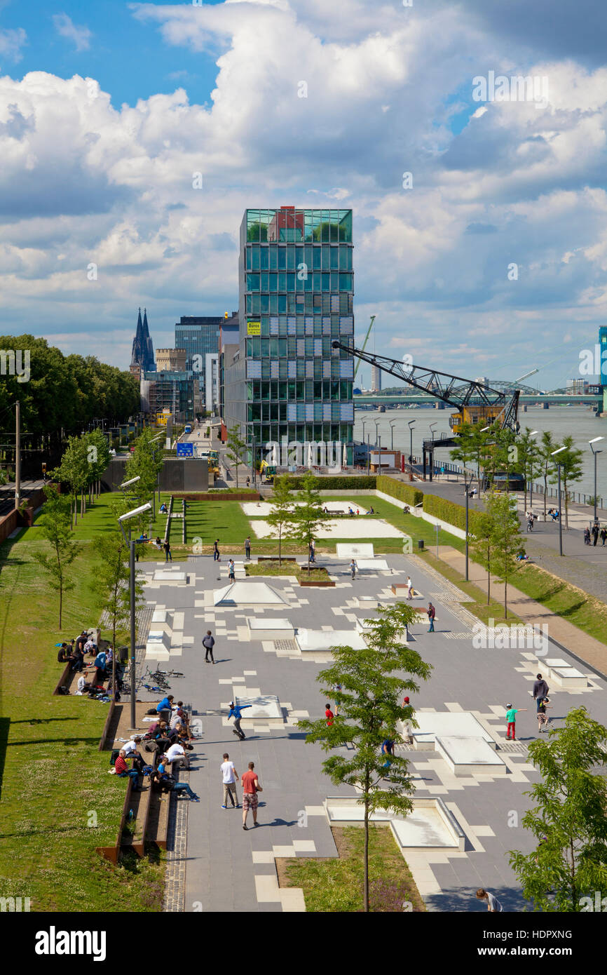 Germania, Colonia, Skate Plaza a Rheinau Harbour, l'edificio dell'ufficio KAP am Suedkai, architetti Engel e Zimmermann. Foto Stock