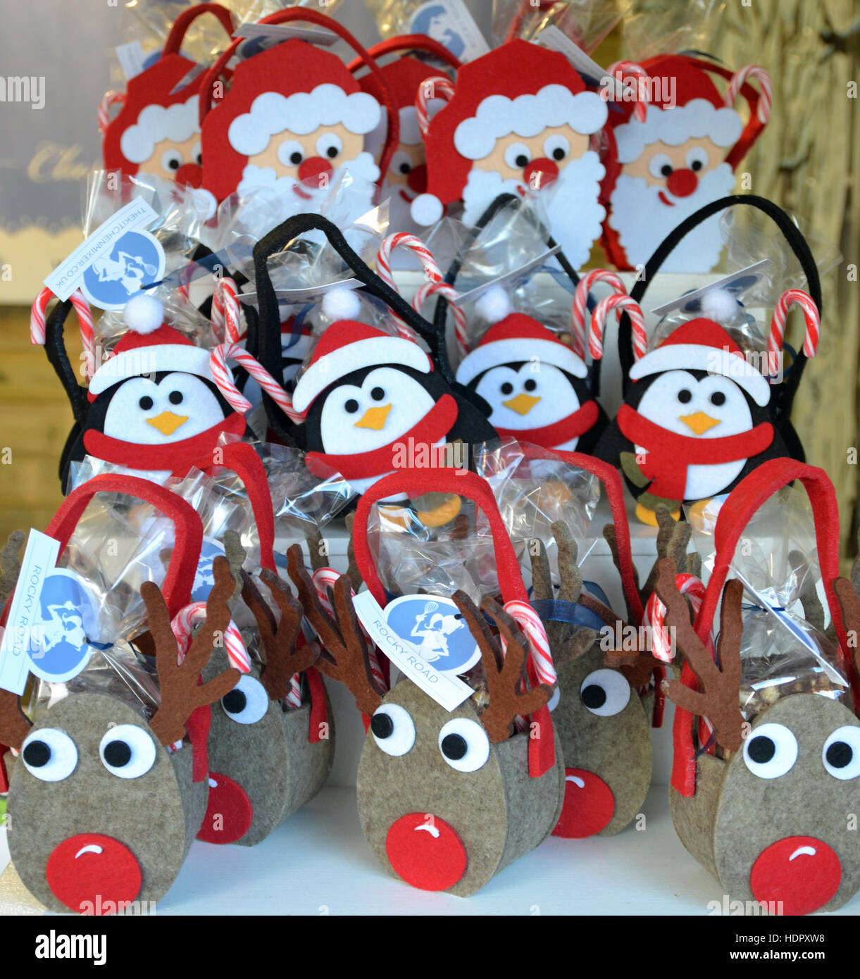 Santa, la renna e il pinguino goody sacchetti, pieno di caramelle, a Wadesdon Manor Mercatino di Natale, REGNO UNITO Foto Stock