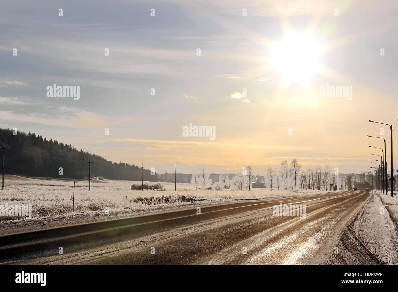 Paesaggio con golden sole invernale su autostrada 52 Dicembre in Finlandia. Foto Stock