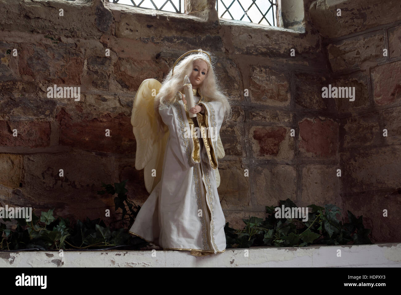 Angelo decorazione di Natale nella chiesa di S. Giovanni Battista, Brinklow, Warwickshire, Inghilterra, Regno Unito Foto Stock