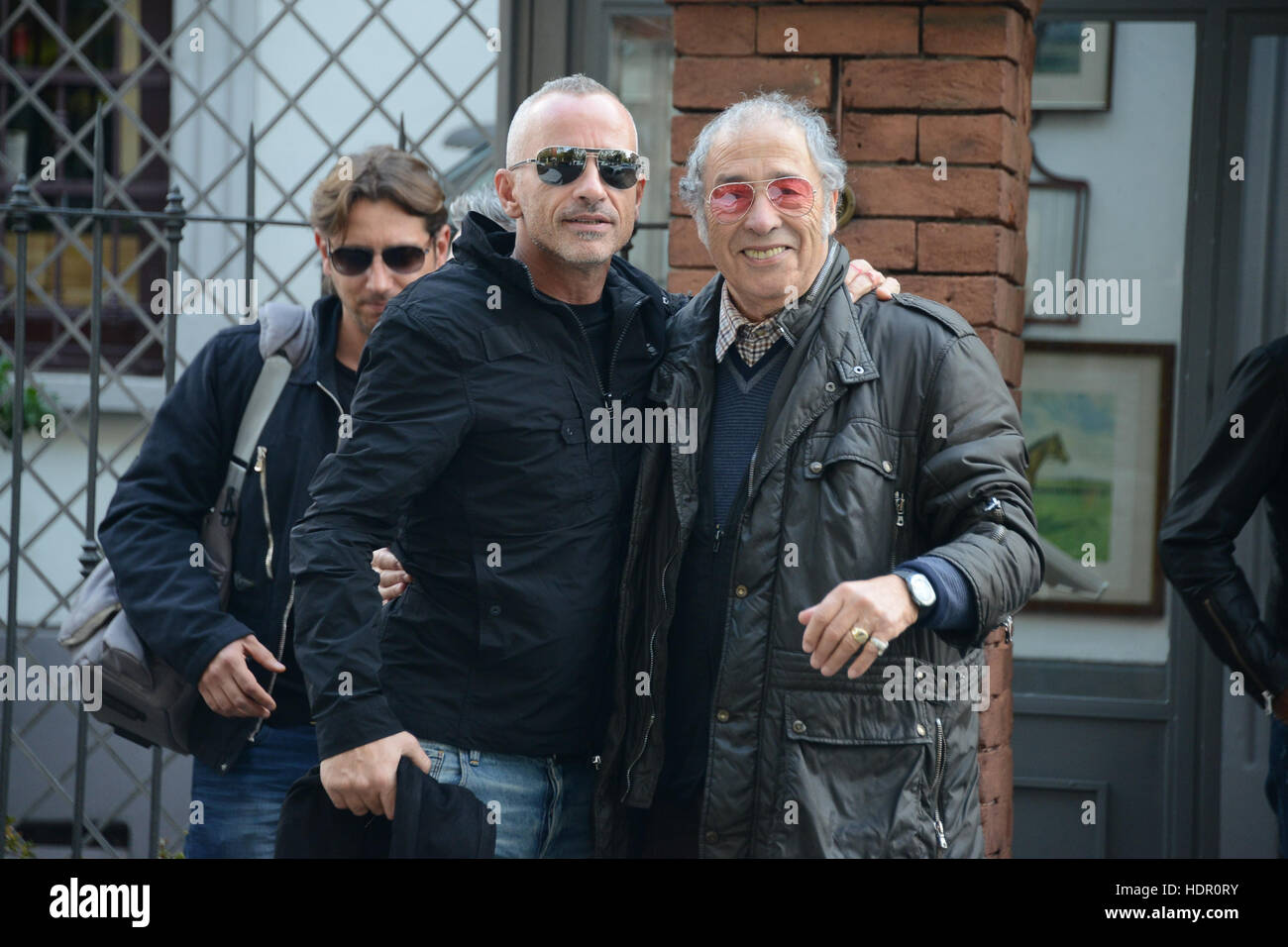 Eros Ramazzotti festeggia il suo compleanno a Milano con: Eros Ramazzotti,  Rodolfo Ramazzotti Dove: Milano, Italia Quando: 28 Ott 2016 Foto stock -  Alamy