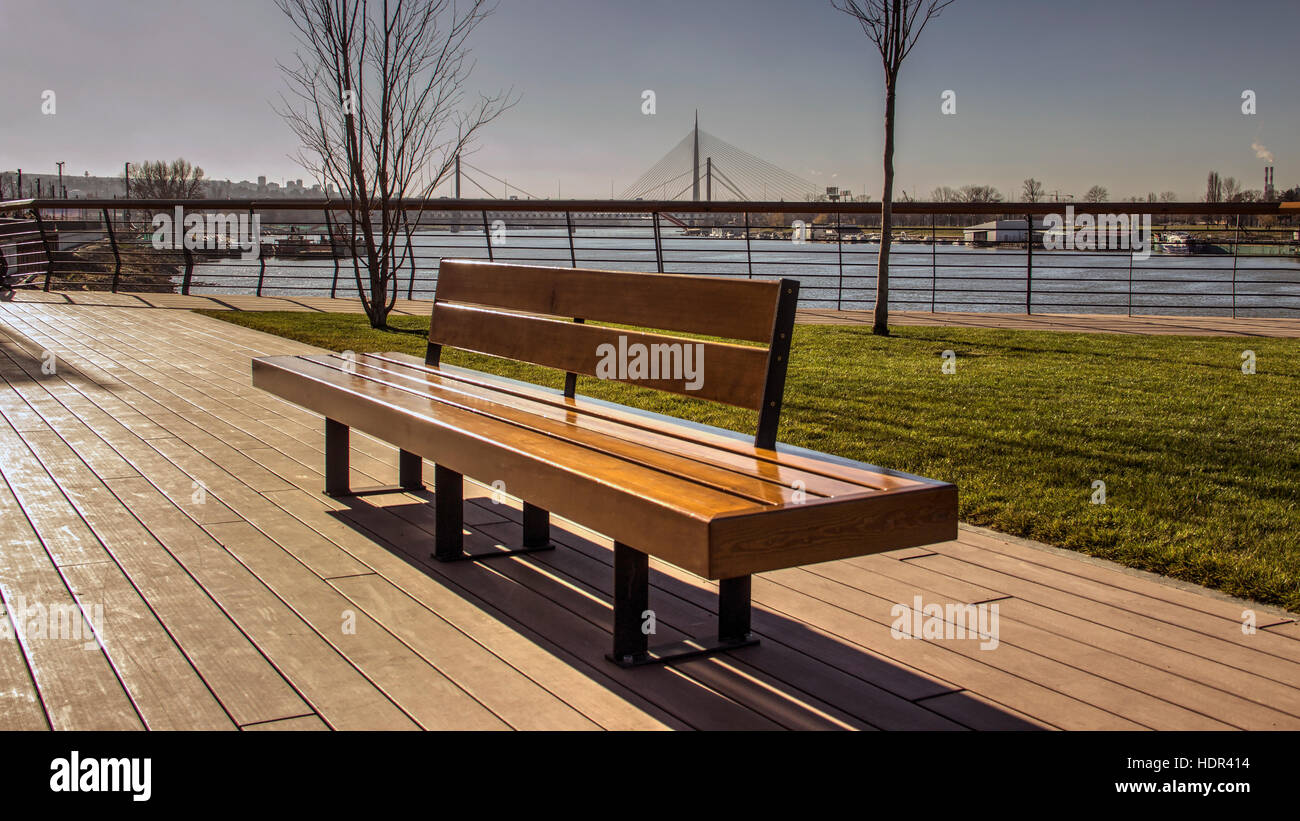 A Belgrado, in Serbia - una panca in legno su una passeggiata sul fiume Sava Foto Stock