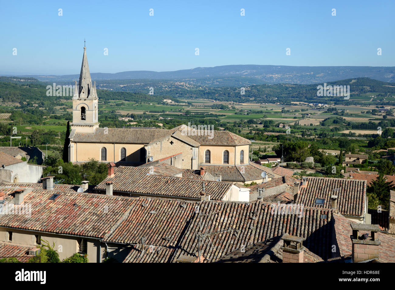 Vista panoramica sul villaggio di Bonnieux, La nuova chiesa e la pianura principale del Parco Regionale del Luberon Provence Francia Foto Stock