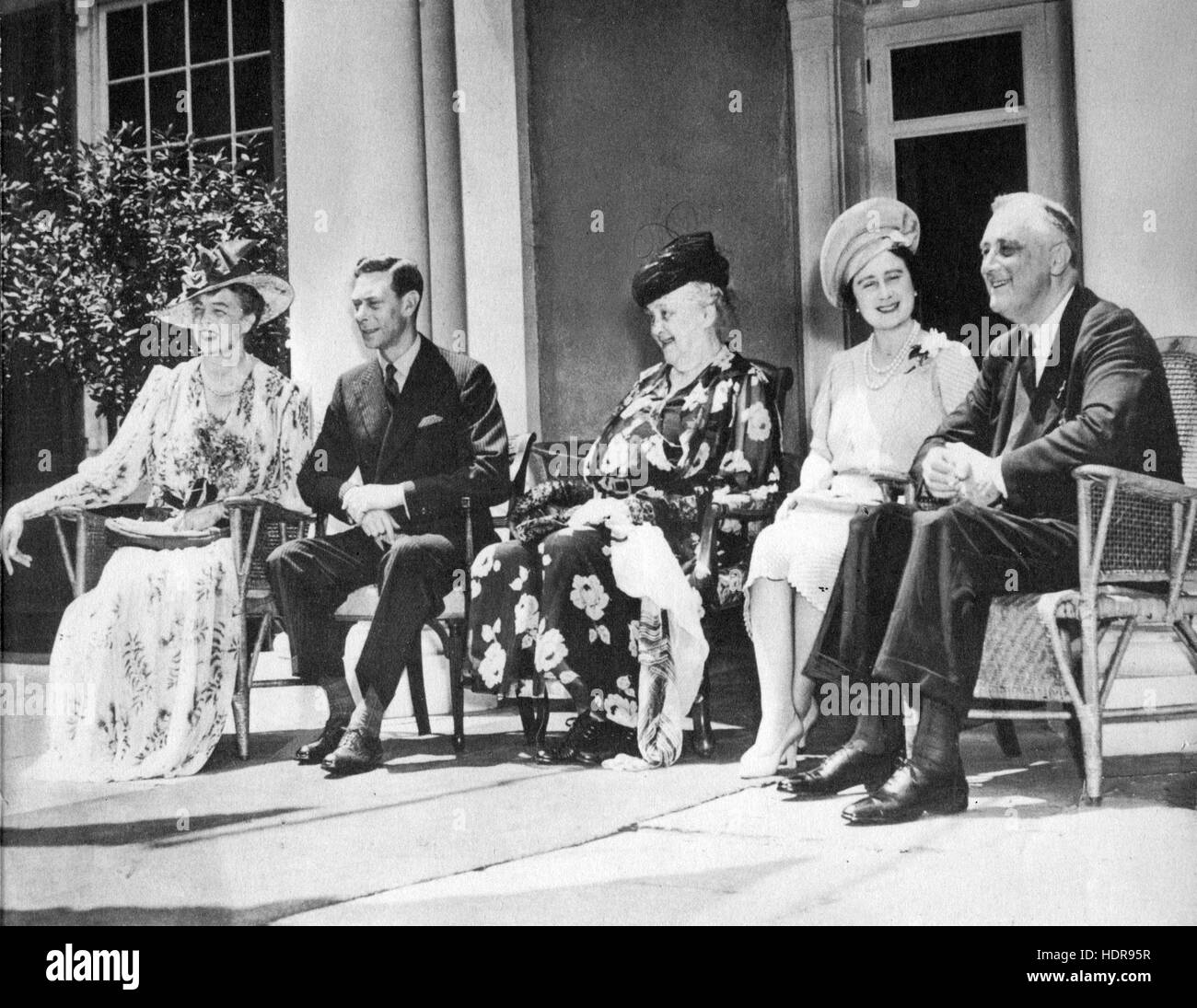 GEORGE VI IN AMERICA Giugno 1939. Seduto alla Casa Bianca da sinistra: Eleanor Roosevelt, George VI, onorevole James Roosevelt (Presidente della madre),Queen Elizabeth, il presidente Roosevelt Foto Stock