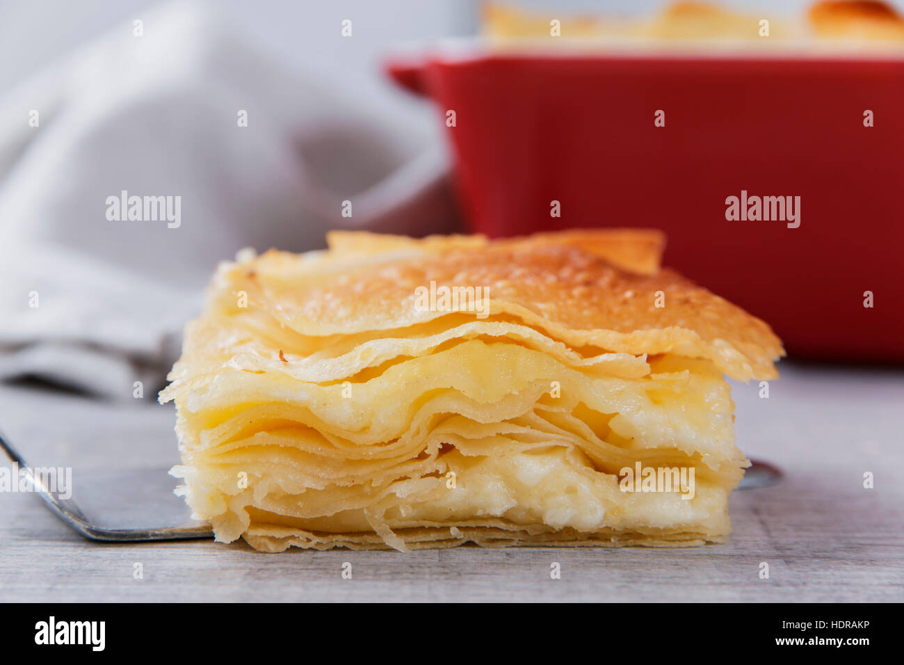 Formaggio e torta di pasta fillo burek Foto Stock