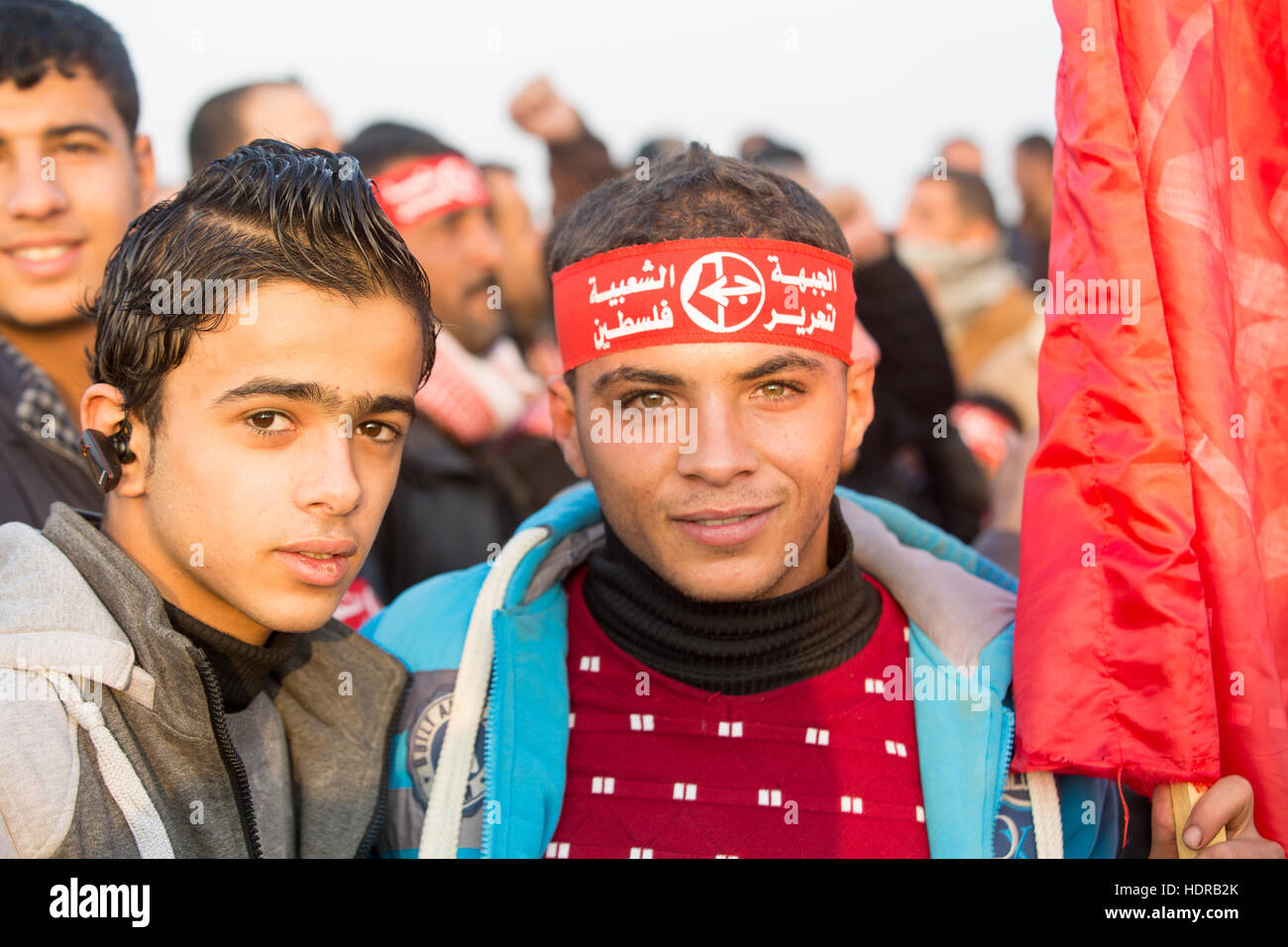 Giovani sostenitori del PFLP palestinese organizzazione a un rally a sud del confine tra Gaza e Israele. Foto Stock