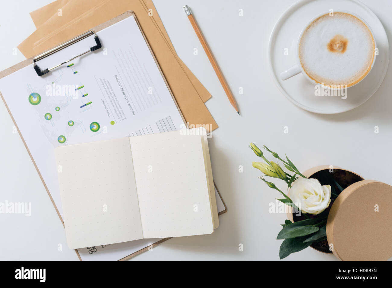 Aprire il notebook giacente su alcuni documenti Foto Stock