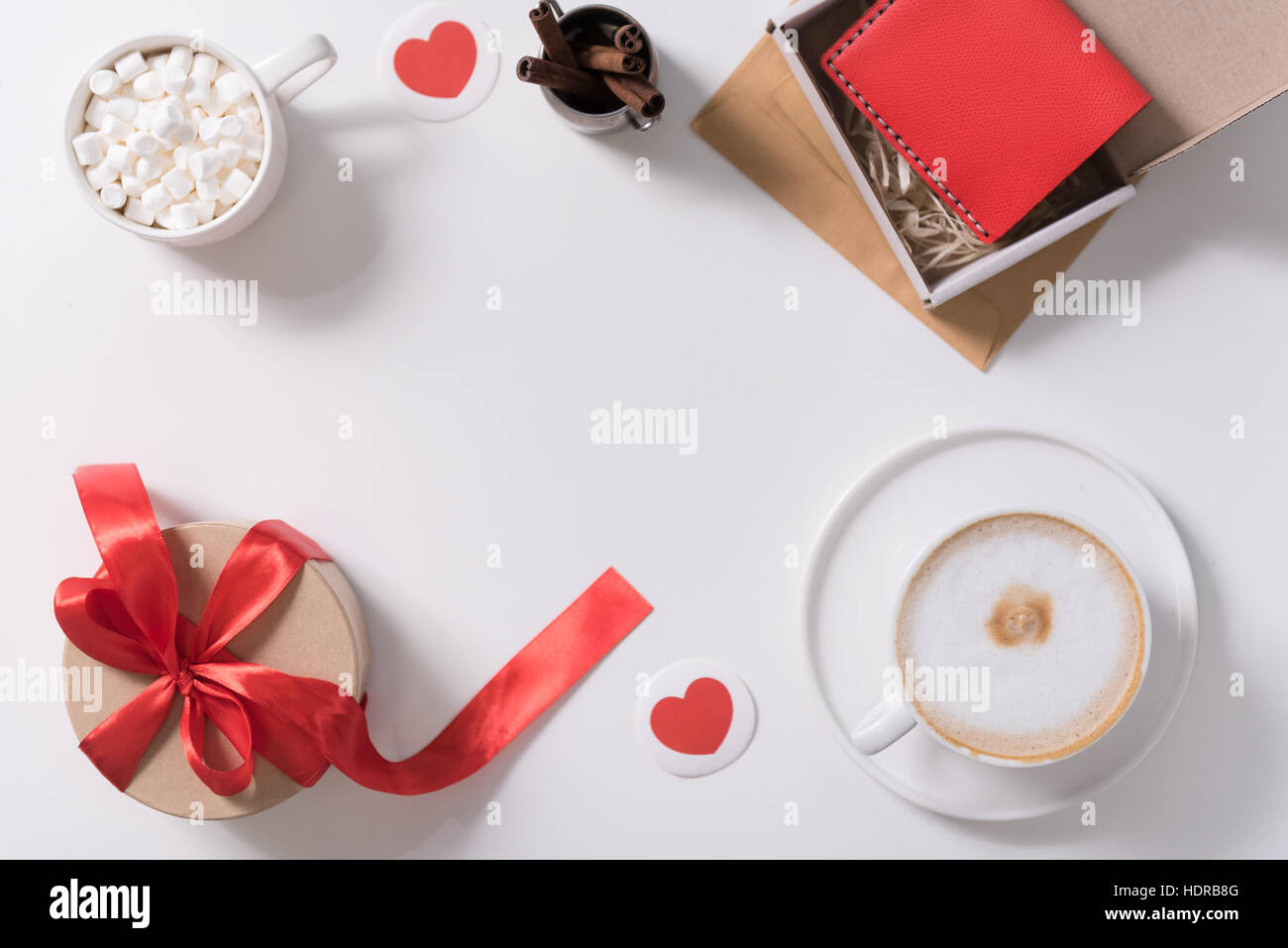 Regali per il giorno di San Valentino che giace sul tavolo Foto Stock