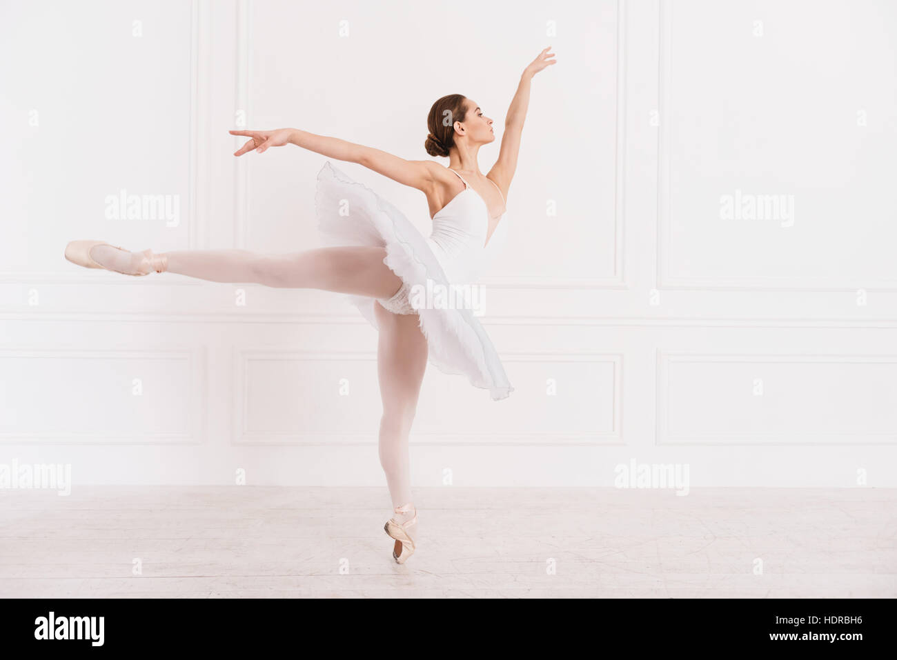 Graceful donna in piedi in posizione di balletto Foto Stock