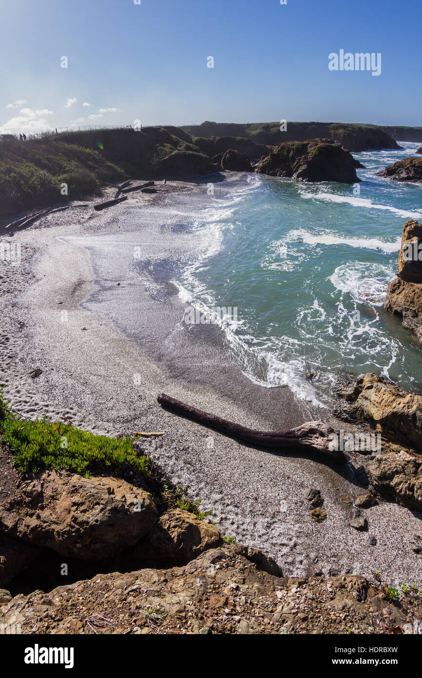 La spiaggia di vetro in Fort Bragg California con blue skies riflettendo sull'acqua Foto Stock