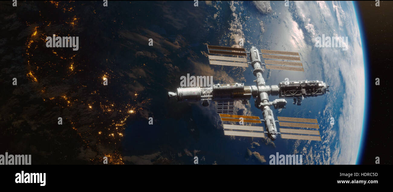 Lo spazio fra di noi (titolo di lavoro al di fuori di questo mondo) è un imminente 2017 American film di fantascienza diretto da Peter Chelsom, prodotta da Richard B. Lewis e scritto da Allan Loeb da una storia di Stewart Schill, Lewis e Allan Loeb. Il film stelle Asa Butterfield, Britt Robertson, Gary Oldman, e Carla Gugino. Questa fotografia è per il solo uso editoriale ed è il copyright del film company e/o il fotografo assegnato dal film o società di produzione e può essere riprodotto solo da pubblicazioni in congiunzione con la promozione del film di cui sopra. Un credito per il film c Foto Stock