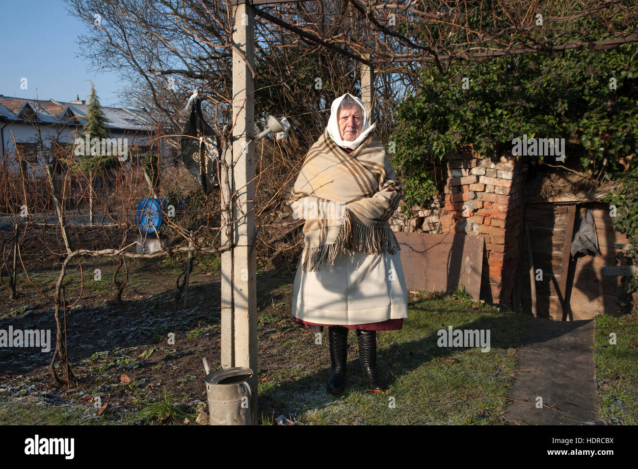 Una donna dalla Moravia meridionale che indossa un costume tradizionale pone nel suo giardino Foto Stock