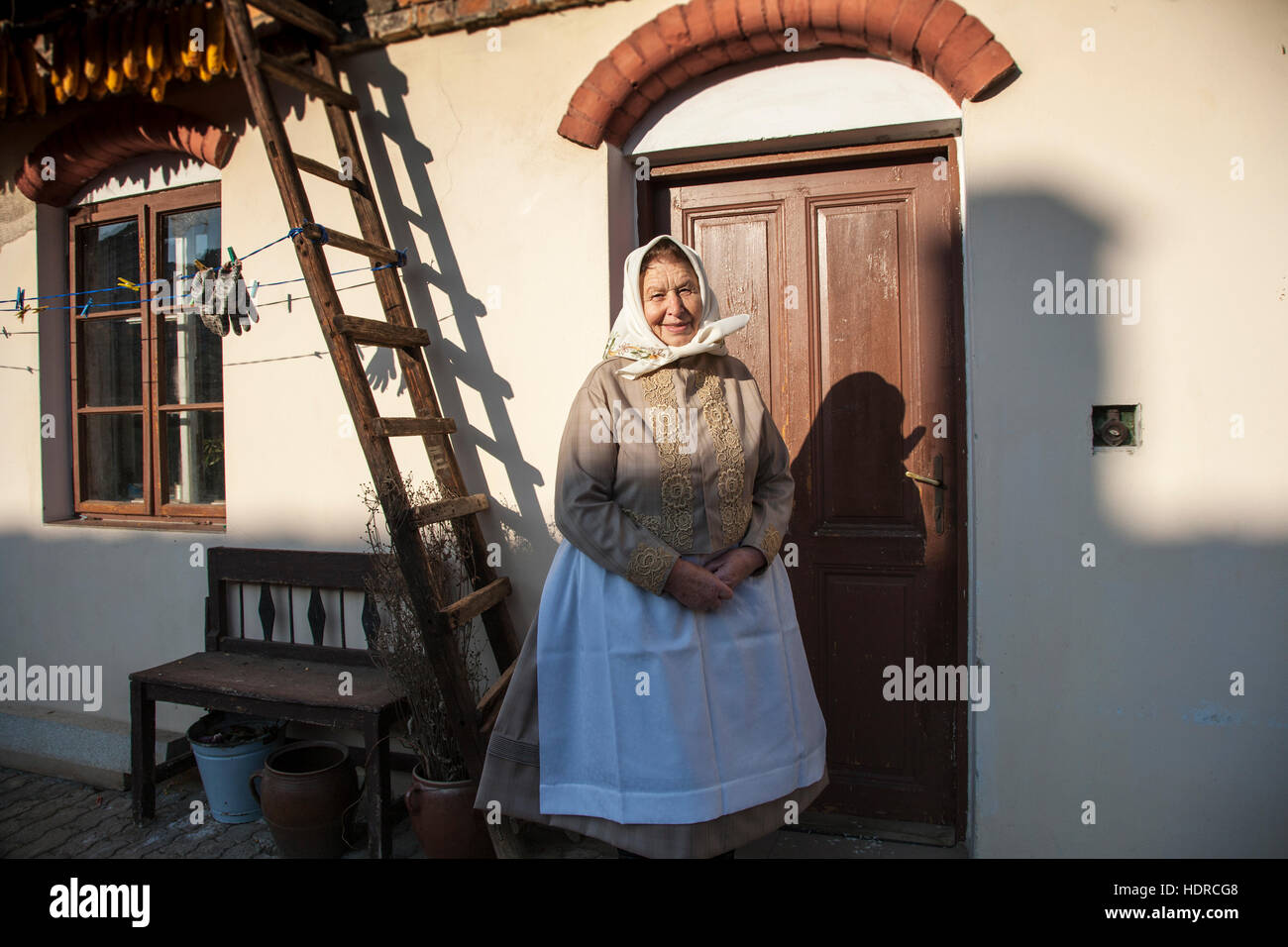 Una donna dalla Moravia meridionale in Repubblica ceca indossando il tradizionale costume regionale Foto Stock