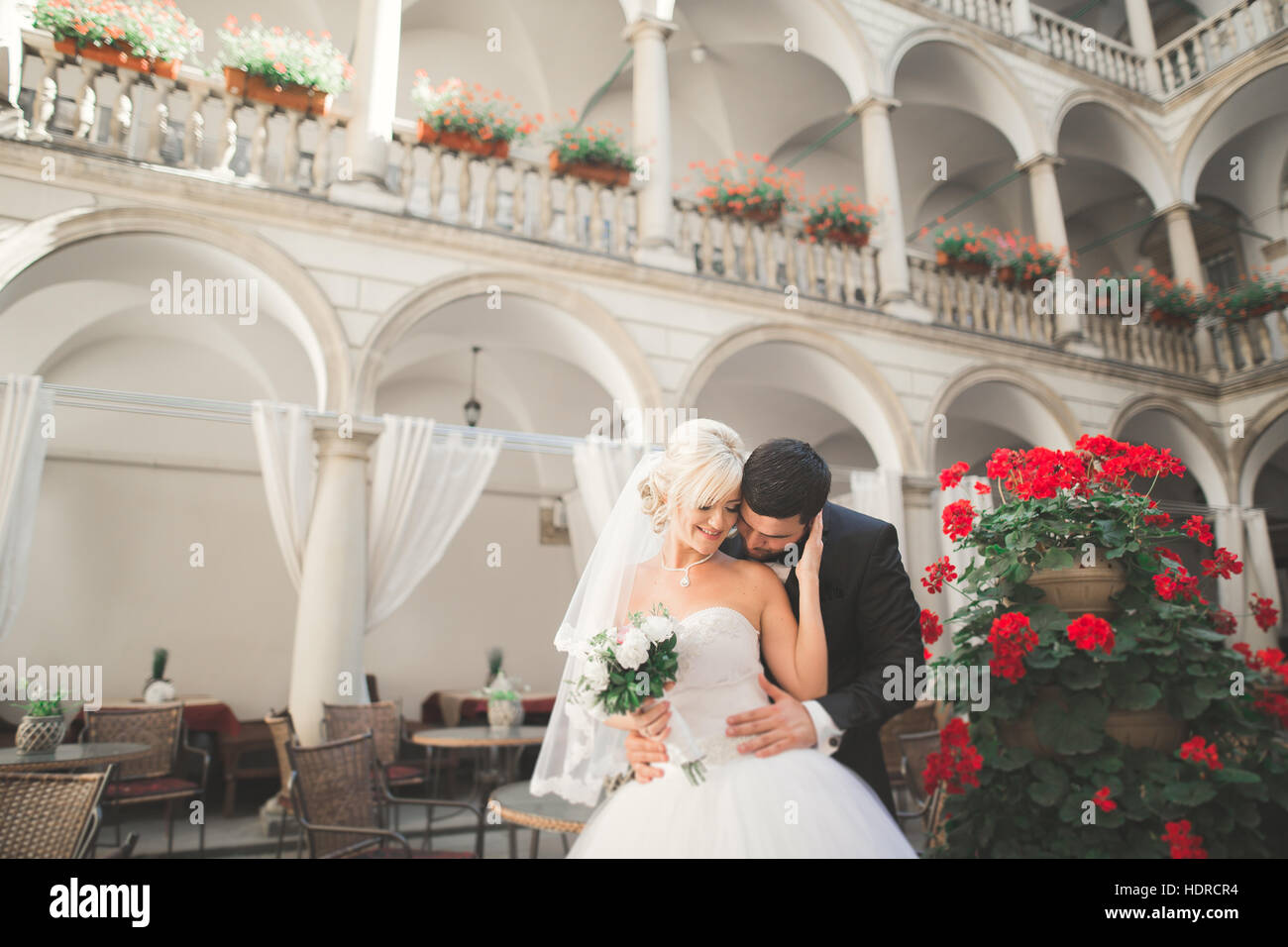 Coppia perfetta sposa e lo sposo in posa e baciare nel loro giorno di nozze Foto Stock