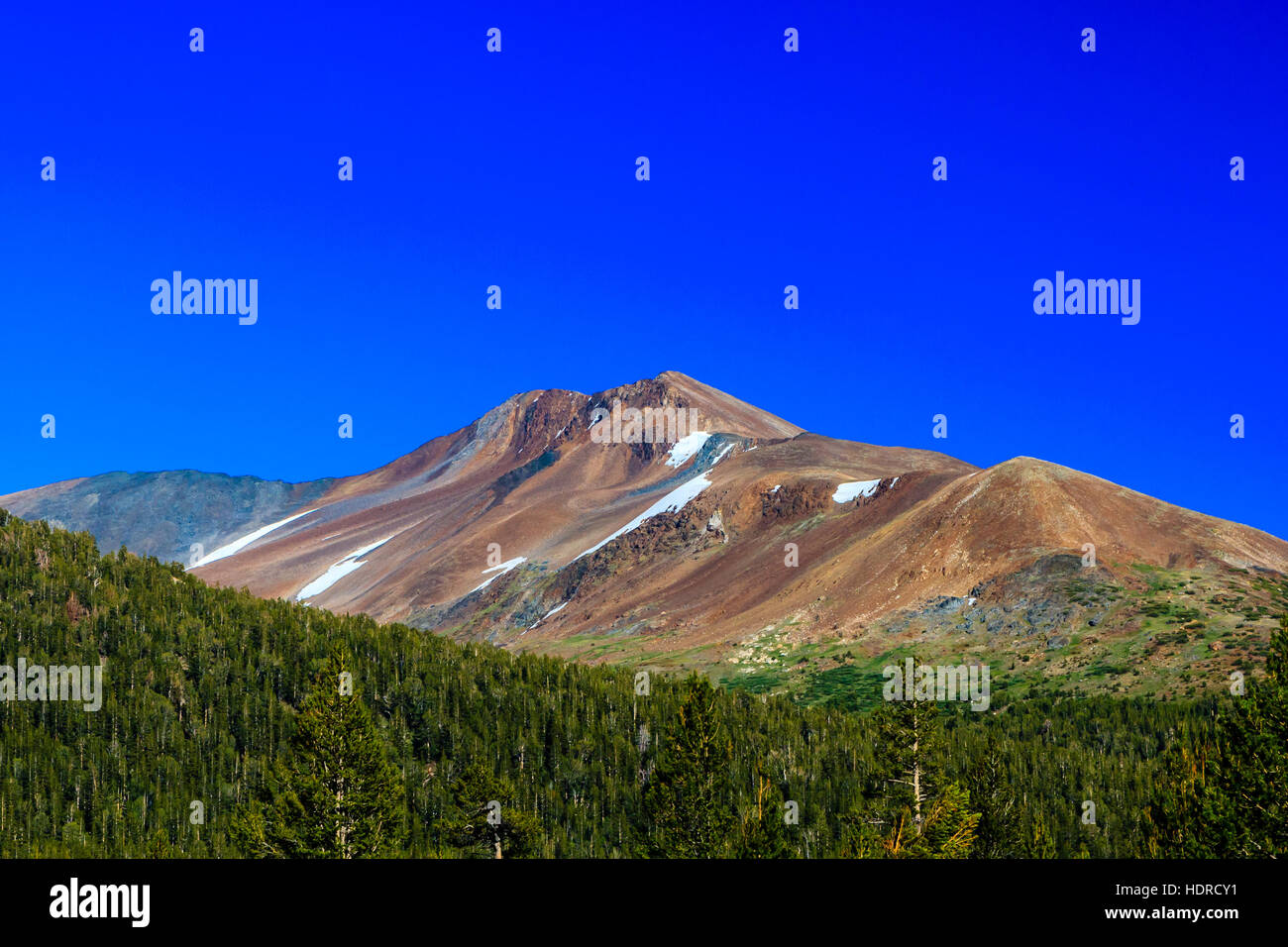 Tioga Pass è un passo di montagna nelle montagne della Sierra Nevada. Strada Statale Route 120 scorre attraverso di esso e che serve come parte orientale del punto di ingresso per il Parco Nazionale di Yosemite Nati Foto Stock