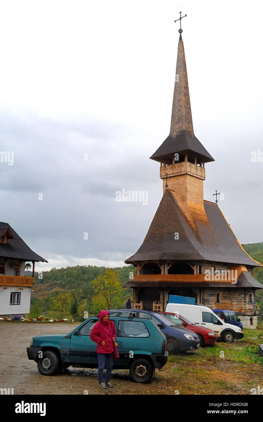 Maramures, isolata regione dei Carpazi della Romania. Chiesa in legno di Parascheva st. Ella è un molto venerato Santo Ortodosso. Un turista italiano. Foto Stock