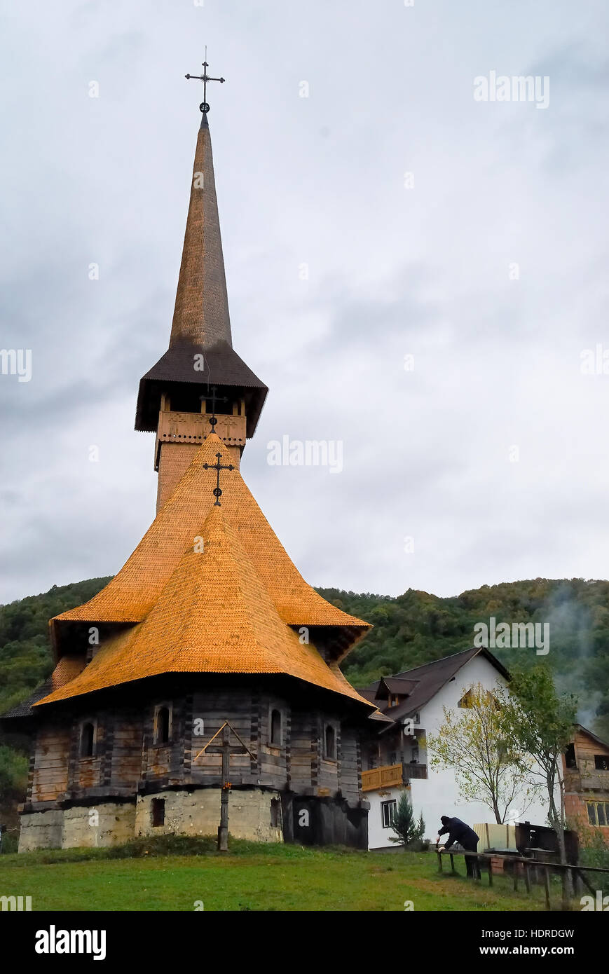 Maramures, isolata regione dei Carpazi della Romania. Chiesa in legno di Parascheva st. Ella è un molto venerato Santo Ortodosso. Foto Stock