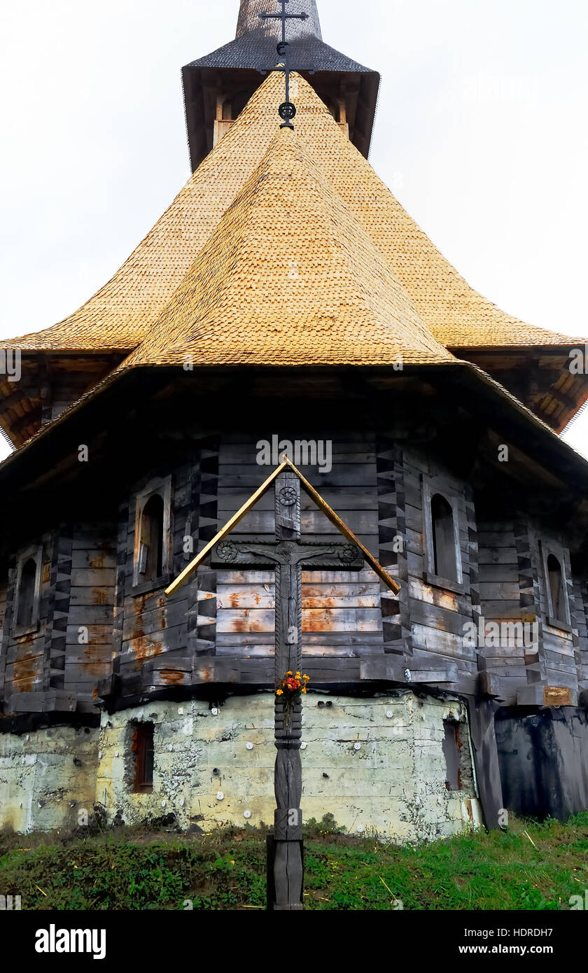 Maramures, isolata regione dei Carpazi della Romania. Chiesa in legno di Parascheva st. Ella è un molto venerato Santo Ortodosso. Foto Stock