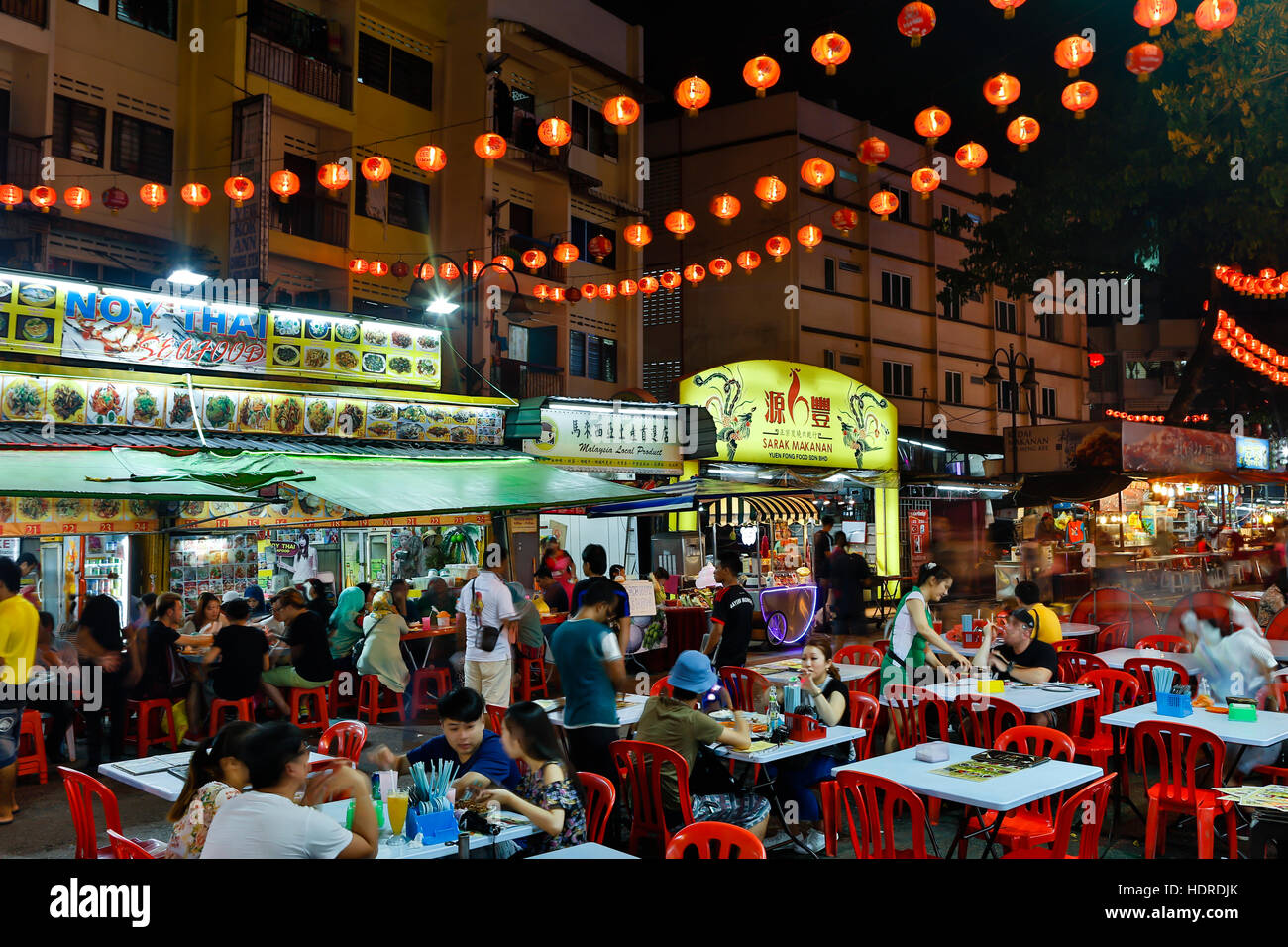 Jalan Alor nell area di Bukit Bintang di Kuala Lumpur in Malesia è una famosa vita notturna di mangiare area per cibo di strada. Foto Stock